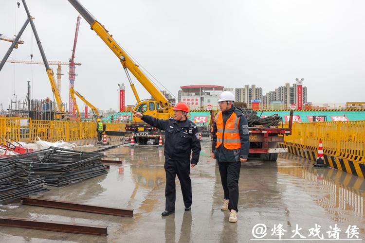 新春走基层|宝山48万平方米 “超级工地” 不停工,民警春节守岗护平安 新春走基层|宝山48万平方米 “超级工地” 不停工,民警春节守岗护平安